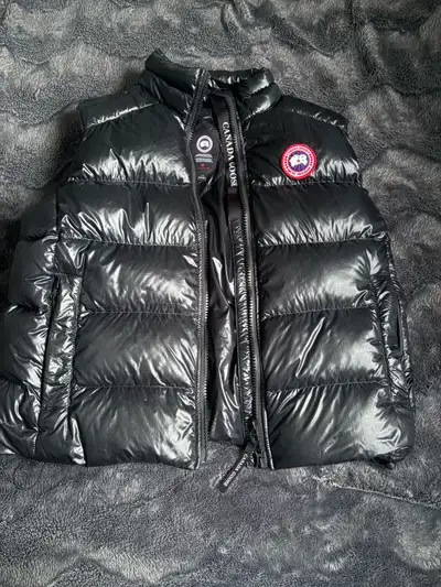 Size large vest, is in perfect condition probably worn probably 3 times! No tears No wear No scratch...