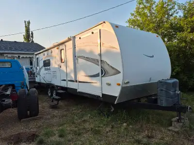 2011 outback keystone super light. 6700lbs empty front toy hauler with a winch. Out door kitchen. 2...