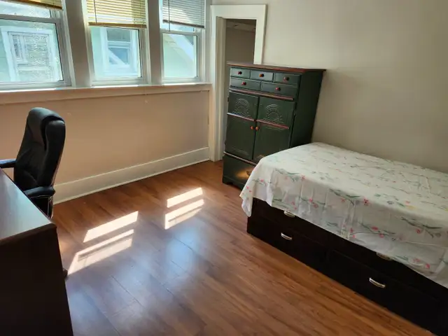 Two furnished clean, quiet rooms 5 min. to UoW avail. now