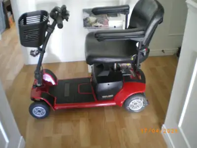 Tres beau petit quadriporteur GOGO Elite Traveller pour RPA ou autre avec batteries neuves. Prix $80...