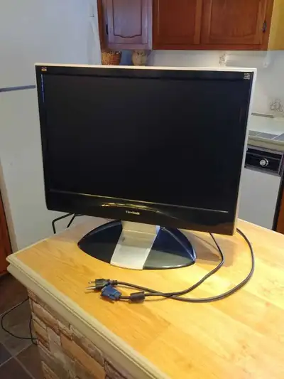Viewsonic 22" Prise vga et dvi . Vient avec les fils . disponible a st-placide j0v2b0