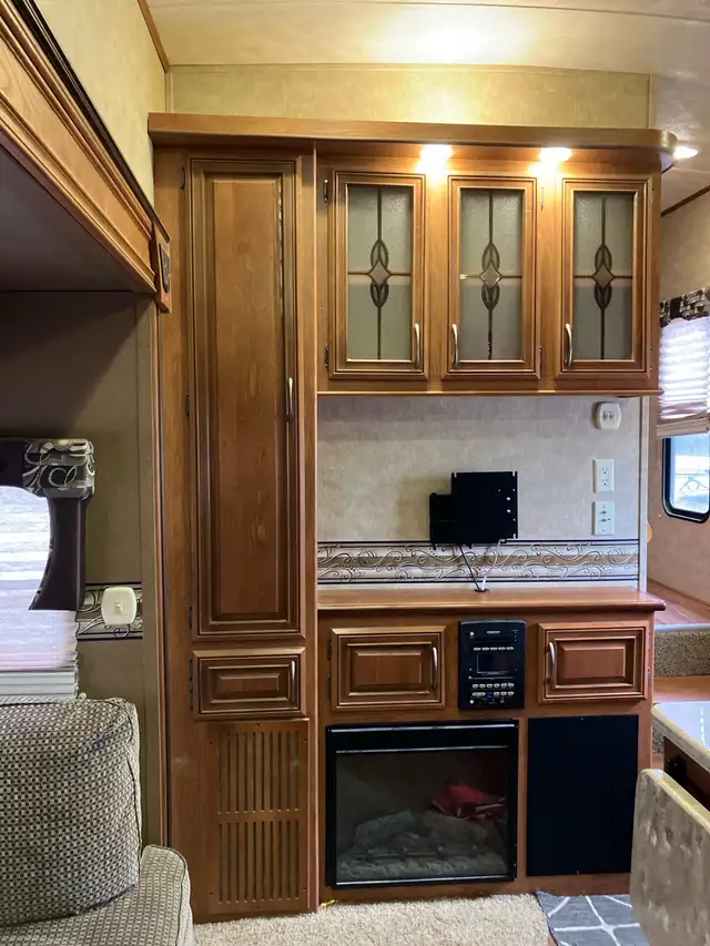 5th wheel camper with bunks & outside kitchen in Travel Trailers & Campers in Regina - Image 3