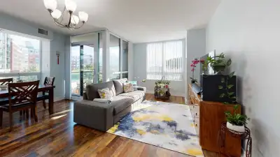 BRIGHT & SPACIOUS LUXURY CORNER SUITE AT ALTITUDE CONDOS Welcome to one of the largest floor plans a...