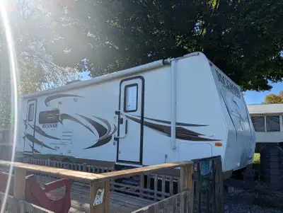 Excellent condition 26 foot Forest River Rockwood Ultra Lite Single slide out Awning Double entry 4...
