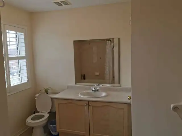 one single room for rent with washroom in Long Term Rentals in Mississauga / Peel Region - Image 8