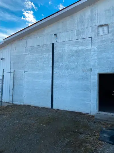 Shop/warehouse for lease 2600sqft (33 x 80) 3 phase electrical 5 ton overhead crane Furnace and bath...