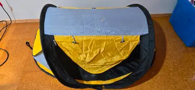 Kidco pop-up play tent. Includes safety struts, carrying bag and soft floor insert.