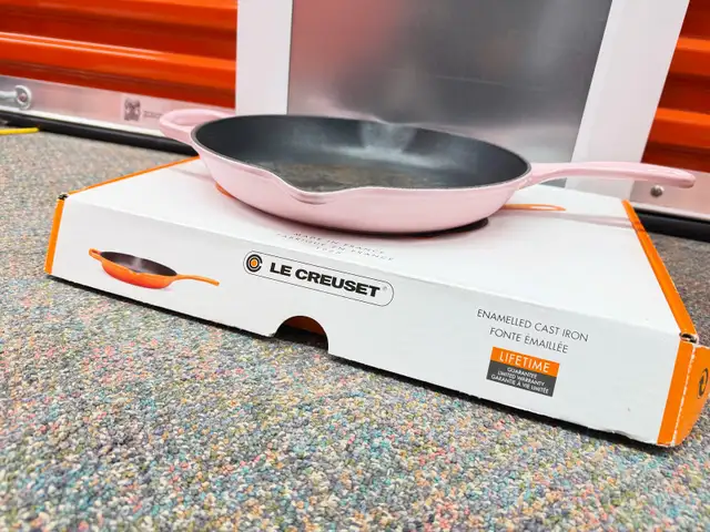 Le Creuset Skillet in Kitchen & Dining Wares in Calgary - Image 2