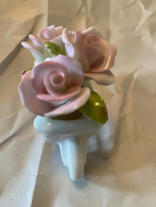 Coalport Bone China Figurine in Arts & Collectibles in Mississauga / Peel Region - Image 5