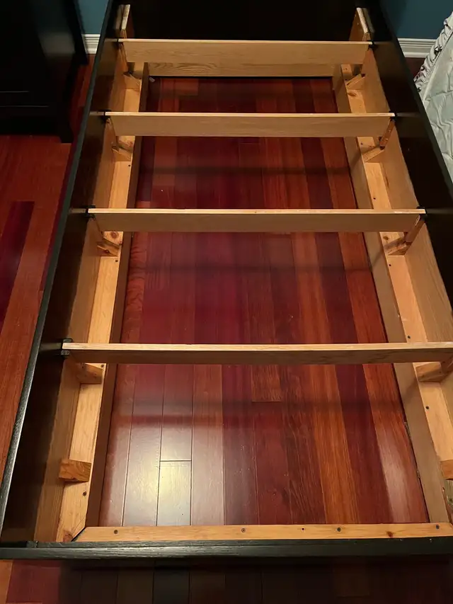 Lit simple en bois in Beds & Mattresses in Laval / North Shore - Image 8
