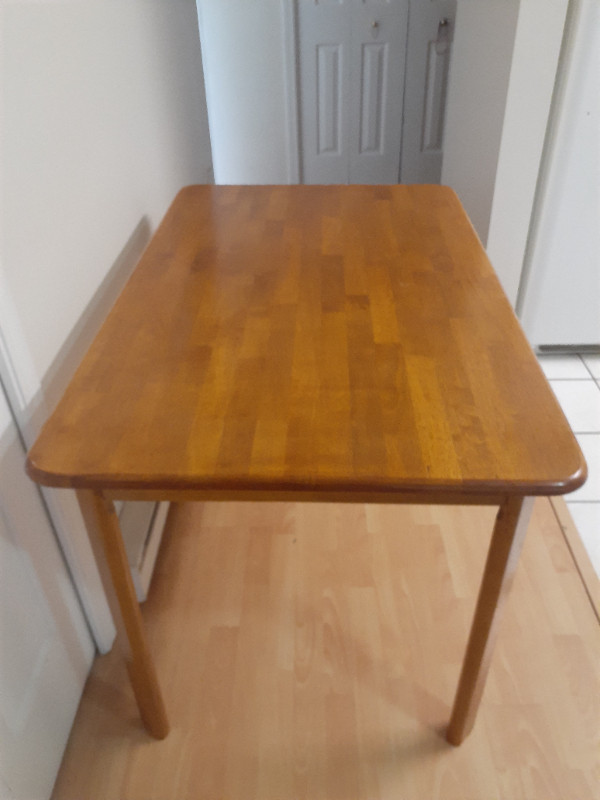 Wooden dinning table in excellent condition in Dining Tables & Sets in Vancouver - Image 2