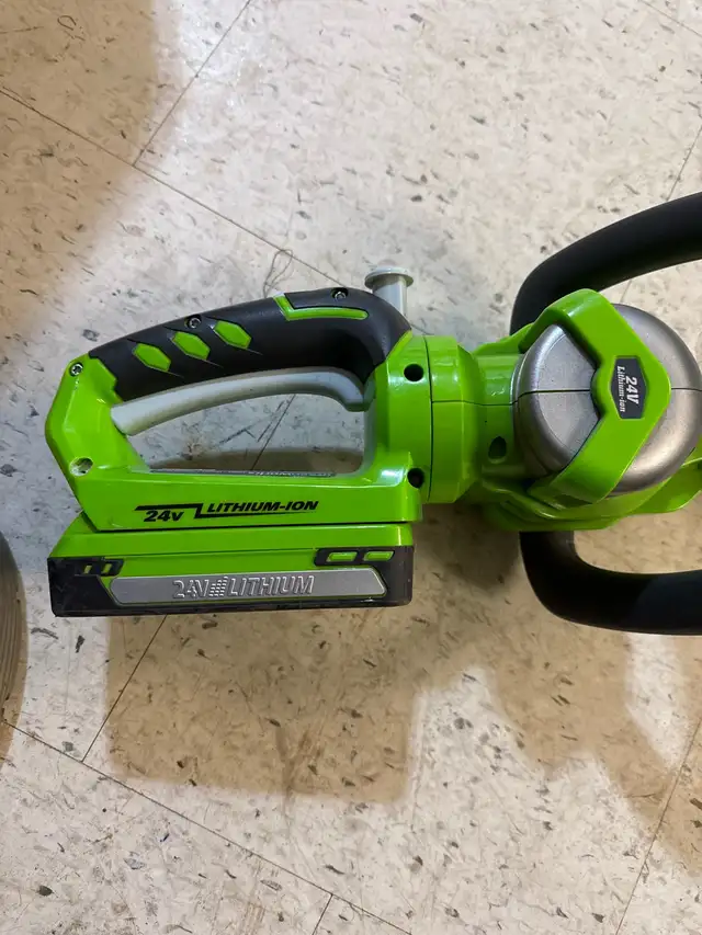 Greenworks 24V Hedge Trimmer in Lawnmowers & Leaf Blowers in London - Image 2