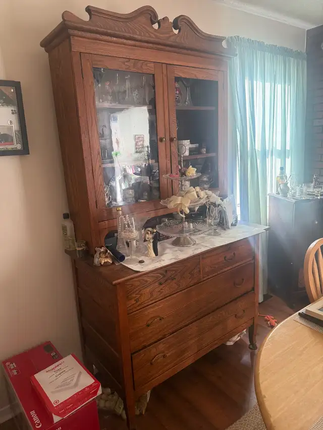 antique Hutch and cabinet in Hutches & Display Cabinets in Oshawa / Durham Region - Image 3