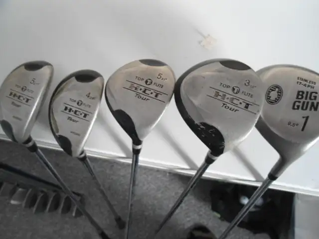 SET OF MEN'S RIGHT HANDED GOLF CLUBS WITH GOLF BAG in Golf in Sudbury - Image 4