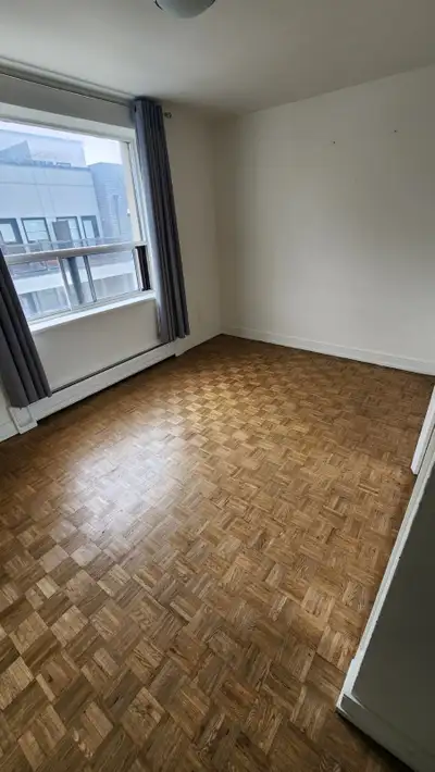 $925/ month --- Room for rent in 2 bedroom apartment! (Utilities, hydro, and internet included in re...