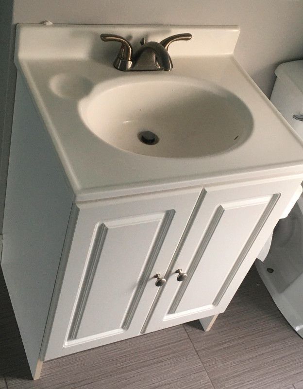 Meuble + lavabo + robinet dans Articles pour la salle de bains  à Ville de Québec - Image 2