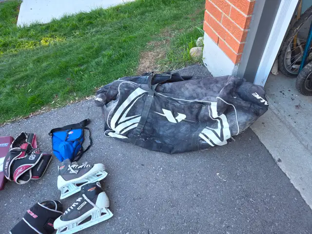 Goalie equipment in Hockey in Oshawa / Durham Region - Image 9