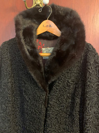 Manteau de fourrure en mouton de Perce noir.