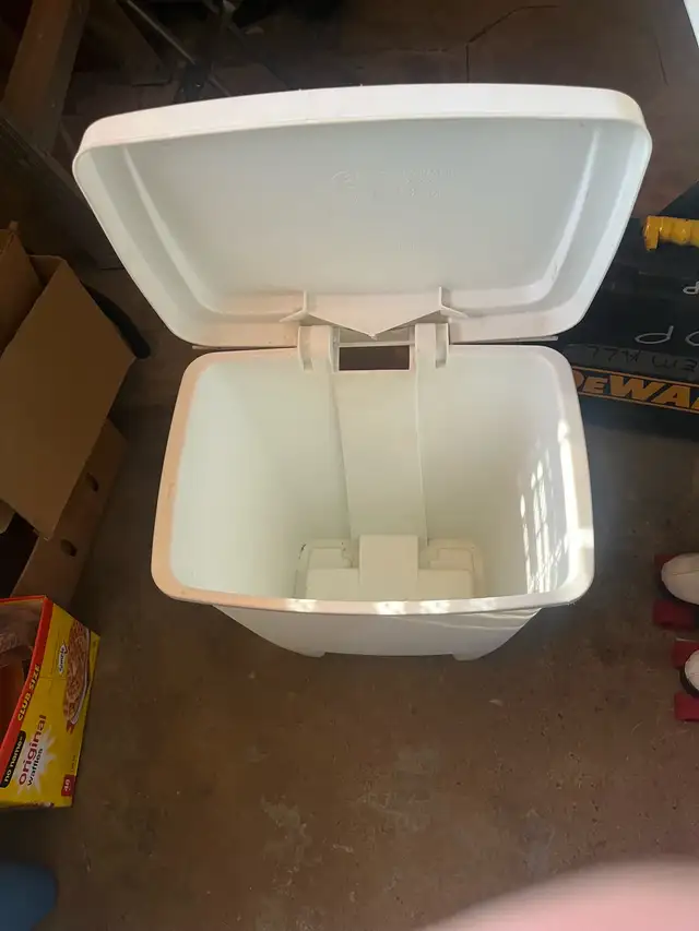 small garbage cans448300844424908802