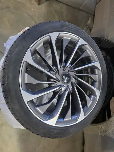 275/40/R22 90% tread Less than 10,000kms on tires Located in Ponoka $1600