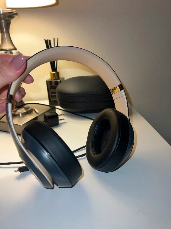 BEATS BY DREGray Studio3 Wireless Over-Ear Headphones in Headphones in Mississauga / Peel Region - Image 3