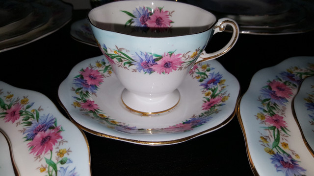 BEAUTIFUL FOLEY CHINA SET VINTAGE DISHES FOR 6 - DINNER, CUPS in Kitchen & Dining Wares in Barrie - Image 4