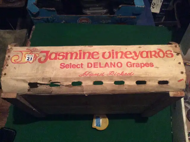 Wood Grape Crate  “M & V” Jasmine Vineyards (USED) in Arts & Collectibles in Mississauga / Peel Region - Image 4