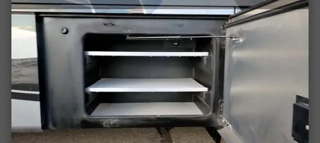 “REDUCED — 2018 Berkshire 39A — 52,000 km — in RVs & Motorhomes in Calgary - Image 16