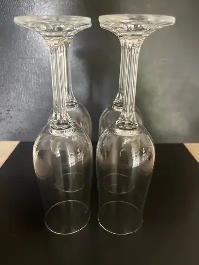 Elevate your next dinner party with these 4 elegant stem wine glasses. These glasses are in great co...