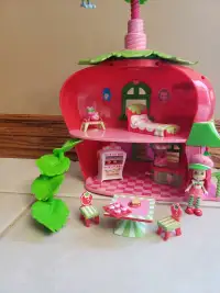Hasbro Strawberry Shortcake Berry Cafe Playset 
