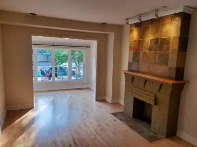 BEACHES LARGE 1 BEDROOM & DEN! RARELY OFFERED!!