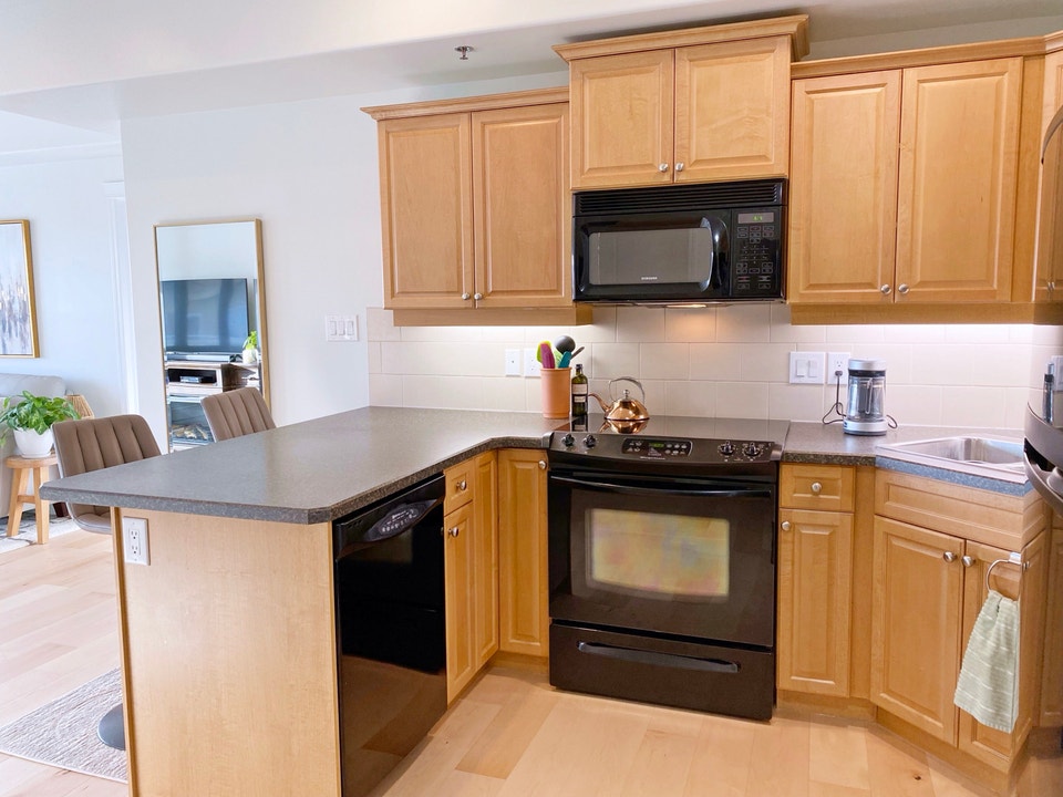 executive 2-bed furnished condo in Wildwood 2