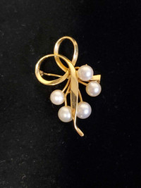 Birks 14k Yellow Gold and Pearl Brooch  4x3cm