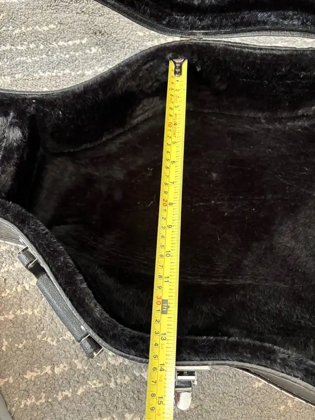 Acoustic hard shell guitar case  in Guitars in St. Albert - Image 5