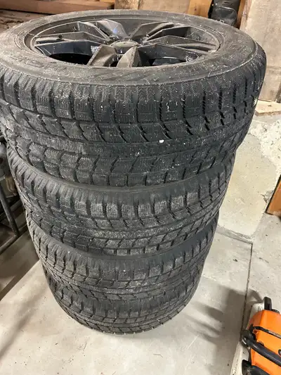 245-60-18 Toyos on black alloys that came from a Telluride. Also fits newer Sorento. My price is fir...