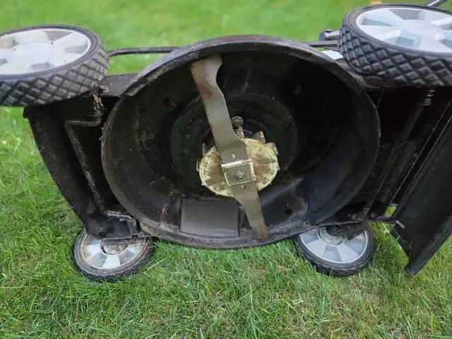 Cordless lawn mower ... needs a battery in Lawnmowers & Leaf Blowers in Kitchener / Waterloo - Image 4