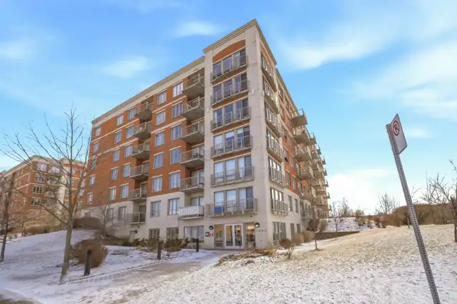 3 Bedrooms, 2 bathroom Condo for rent