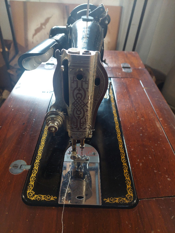 Machine à coudre vintage de marque SINGER modèle 15-91. dans Loisirs et artisanat  à Laval/Rive Nord - Image 3