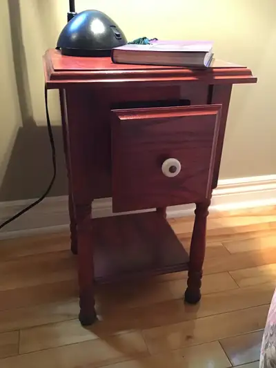 Petite table d’appoint chêne de montagne teinte couleur Acajou, View more