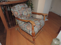 Chaise bercante sculptée Vintage