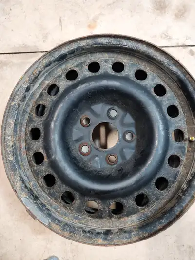 5 bolt steel rims, came of a gmc terrain. Come with pressure sensors but will need schrader valves....