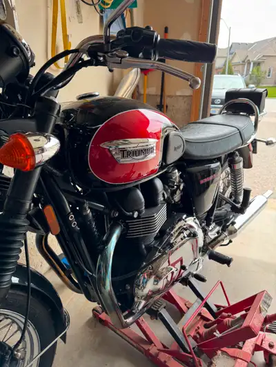 Classic Triumph Bonneville T100 (2014) - 9,500Km - Beautiful, Pristine condition - Black, Burgundy a...