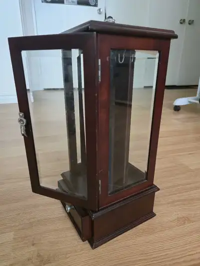 Jewelry lot with Display Box 15" Bombay Furniture, in Mint condition Call Tomi 514 571 8606