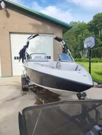 2008 Reinell 204LSE Great family boat with lots of power for tubing and wake boarding. 5.0 GXI, 270h...