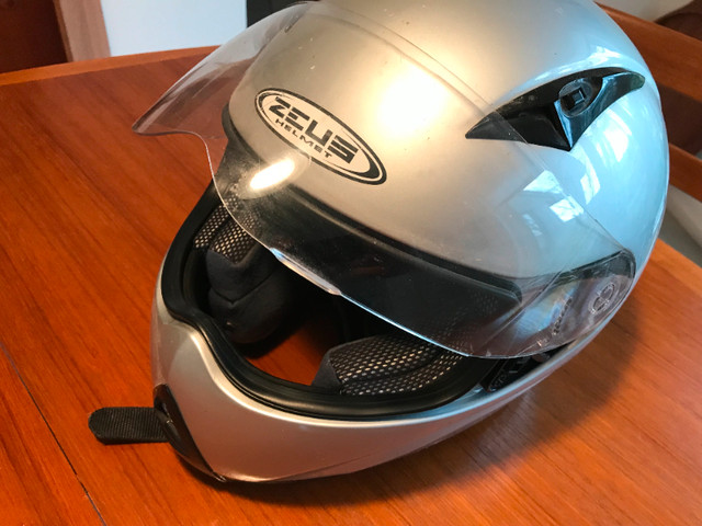 ZEUS FULL-FACE MOTORCYCLE HELMET in Motorcycle Parts & Accessories in St. Catharines