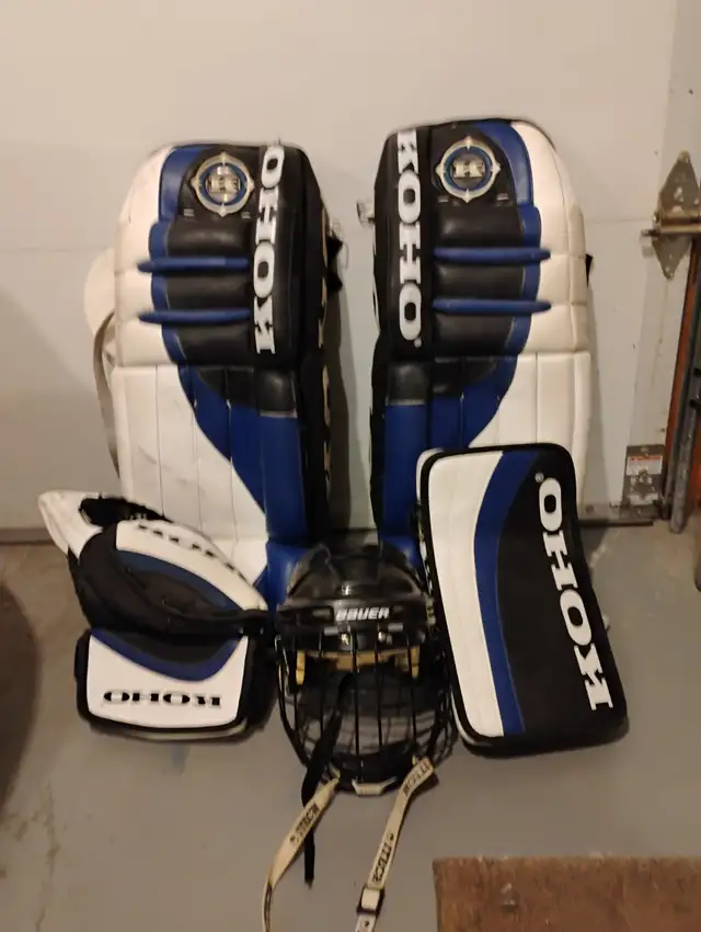Hockey goalie equipment in Hockey in Calgary - Image 3