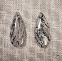 Ensemble de jaspe gris naturel grey jasper pendants.