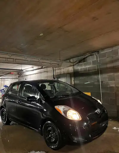Je vends ma voiture la yaris en parfaite etat premier arrivé premier servi roule parfaitement bien....