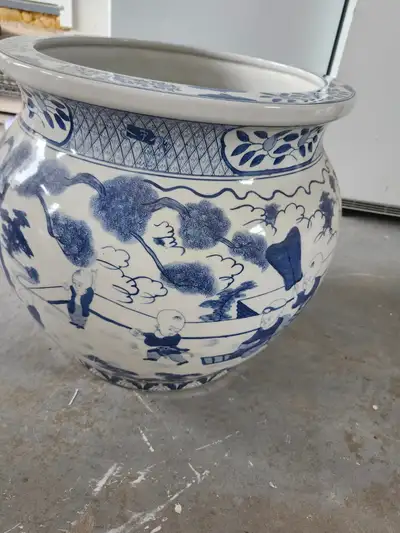 À vendre, une superbe vase de style chinois en porcelaine. Cette pièce magnifique va décorer parfait...