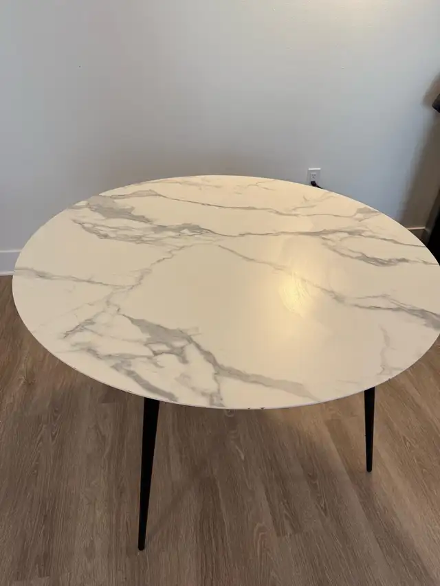 Dining table in Dining Tables & Sets in City of Halifax - Image 6